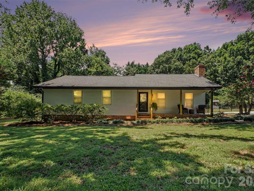 8319 Vagabond Road, Charlotte, NC 28227.  MLS# CAR4410413, YatesRealty ID 42404. 