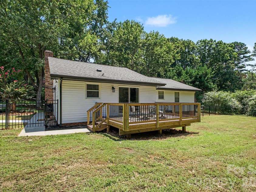 8319 Vagabond Road, Charlotte, NC 28227.  MLS# CAR4410413, YatesRealty ID 42404. 