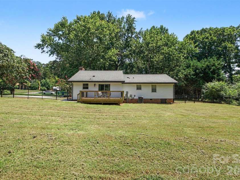 8319 Vagabond Road, Charlotte, NC 28227.  MLS# CAR4410413, YatesRealty ID 42404. 