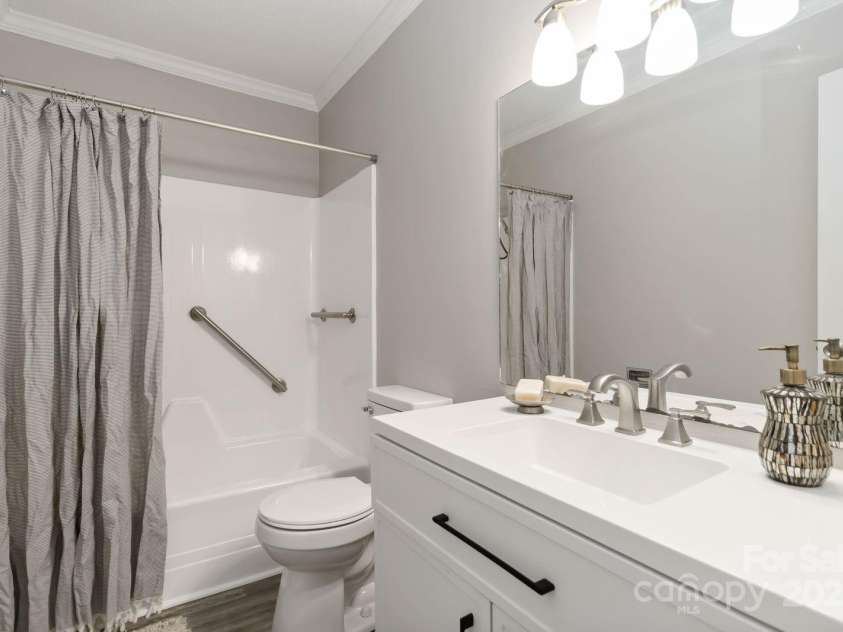 511 Brook Forest Drive, Belmont, NC 28012.  MLS# CAR4309460, YatesRealty ID 42409. Full Bathroom