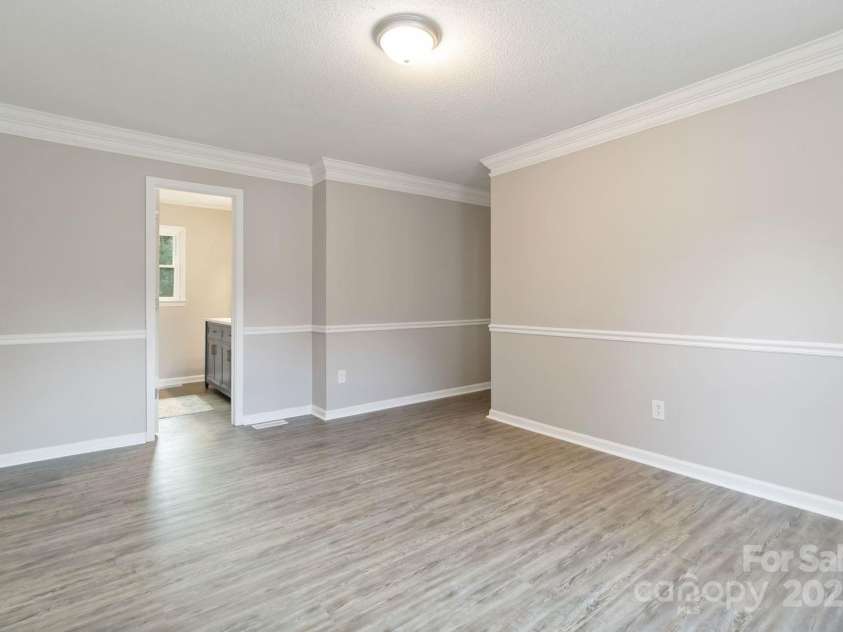 511 Brook Forest Drive, Belmont, NC 28012.  MLS# CAR4309460, YatesRealty ID 42409. Spacious Primary Suite