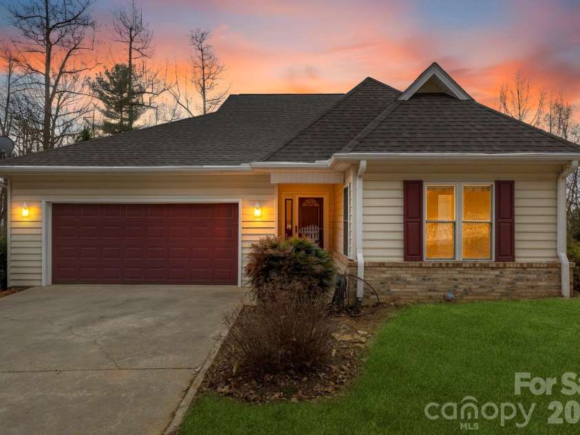 242 Carriage Summitt Way, Hendersonville, NC 28791.  MLS# CAR4335765, YatesRealty ID 42411. 