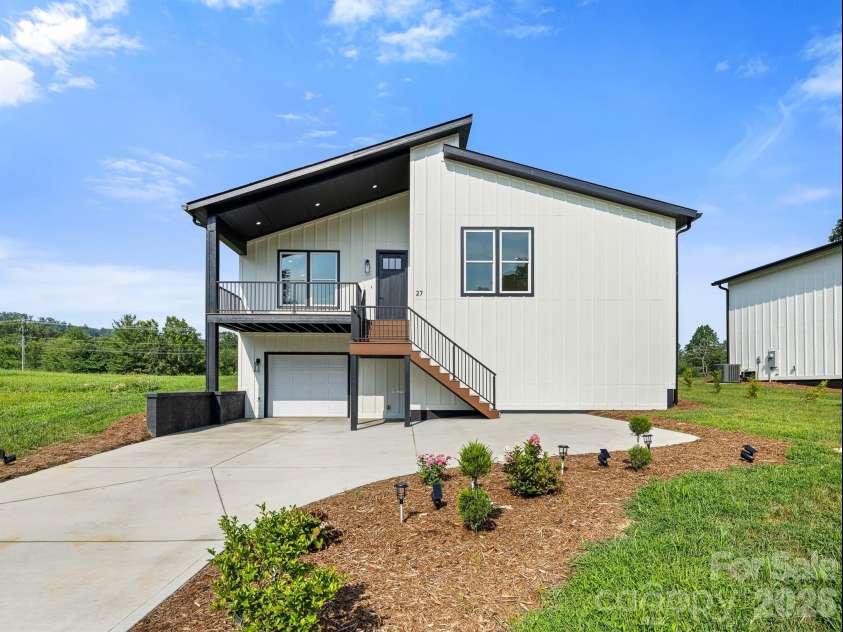 27 Klimovych Road, Hendersonville, NC 28792.  MLS# CAR4399870, YatesRealty ID 42413. 