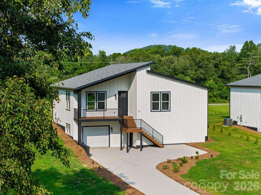 27 Klimovych Road, Hendersonville, NC 28792.  MLS# CAR4399870, YatesRealty ID 42413. 