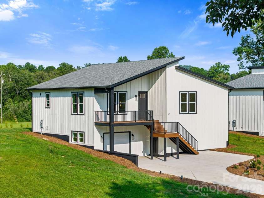 27 Klimovych Road, Hendersonville, NC 28792.  MLS# CAR4399870, YatesRealty ID 42413. 