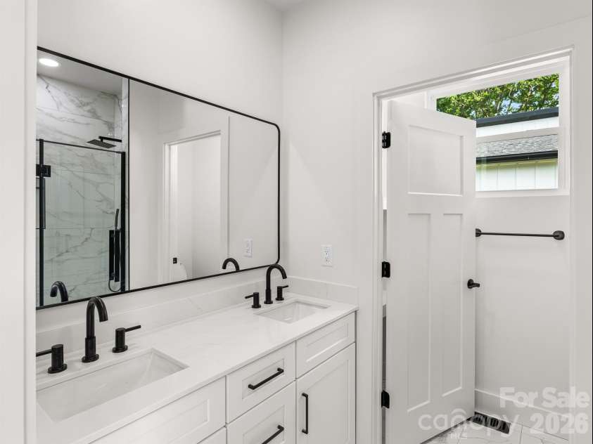 27 Klimovych Road, Hendersonville, NC 28792.  MLS# CAR4399870, YatesRealty ID 42413. Primary ensuite