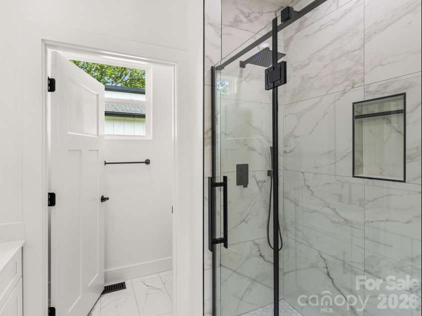 27 Klimovych Road, Hendersonville, NC 28792.  MLS# CAR4399870, YatesRealty ID 42413. Primary ensuite