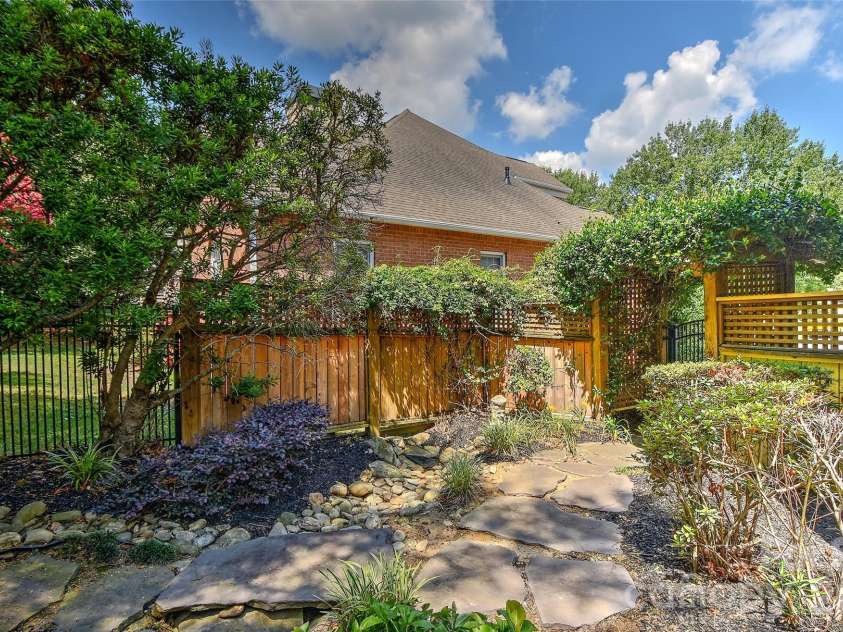 5403 Stallworth Drive, Charlotte, NC 28226.  MLS# CAR4395748, YatesRealty ID 42414. 