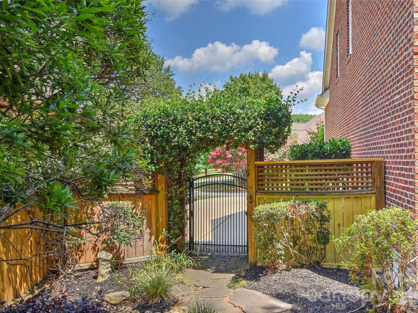 5403 Stallworth Drive, Charlotte, NC 28226.  MLS# CAR4395748, YatesRealty ID 42414. 
