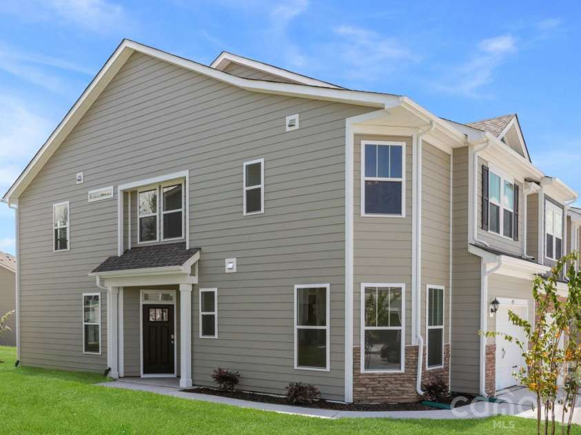 403 Creekview Road, Hendersonville, NC 28792.  MLS# CAR4401243, YatesRealty ID 42415. 