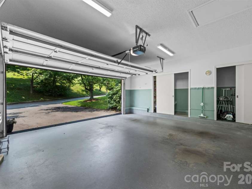 4 Governors Way, Asheville, NC 28804.  MLS# CAR4408866, YatesRealty ID 42419. 2 Car Garage