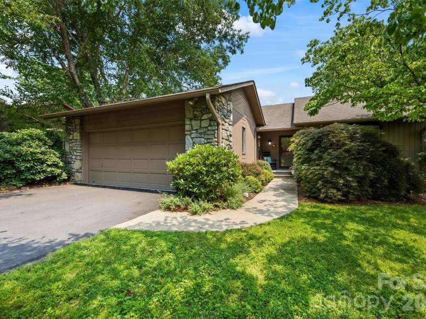 4 Governors Way, Asheville, NC 28804.  MLS# CAR4408866, YatesRealty ID 42419. 