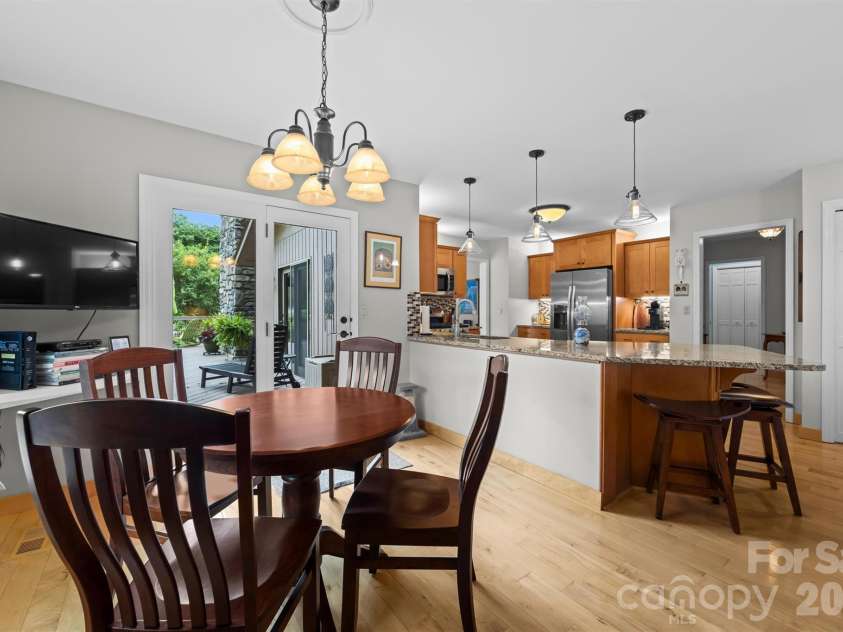 4 Governors Way, Asheville, NC 28804.  MLS# CAR4408866, YatesRealty ID 42419. Breakfast Nook