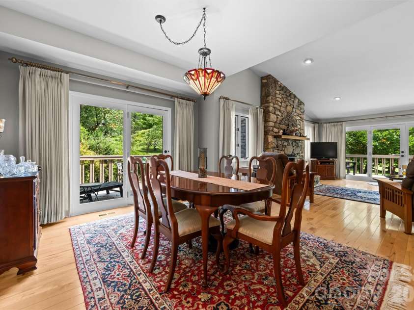 4 Governors Way, Asheville, NC 28804.  MLS# CAR4408866, YatesRealty ID 42419. Dining Area