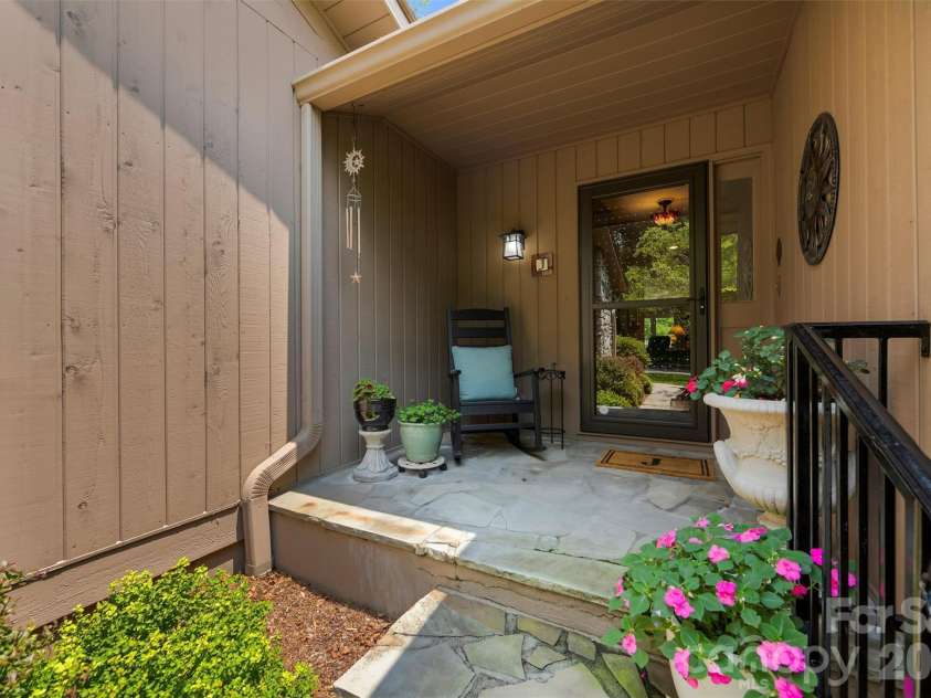 4 Governors Way, Asheville, NC 28804.  MLS# CAR4408866, YatesRealty ID 42419. Entry