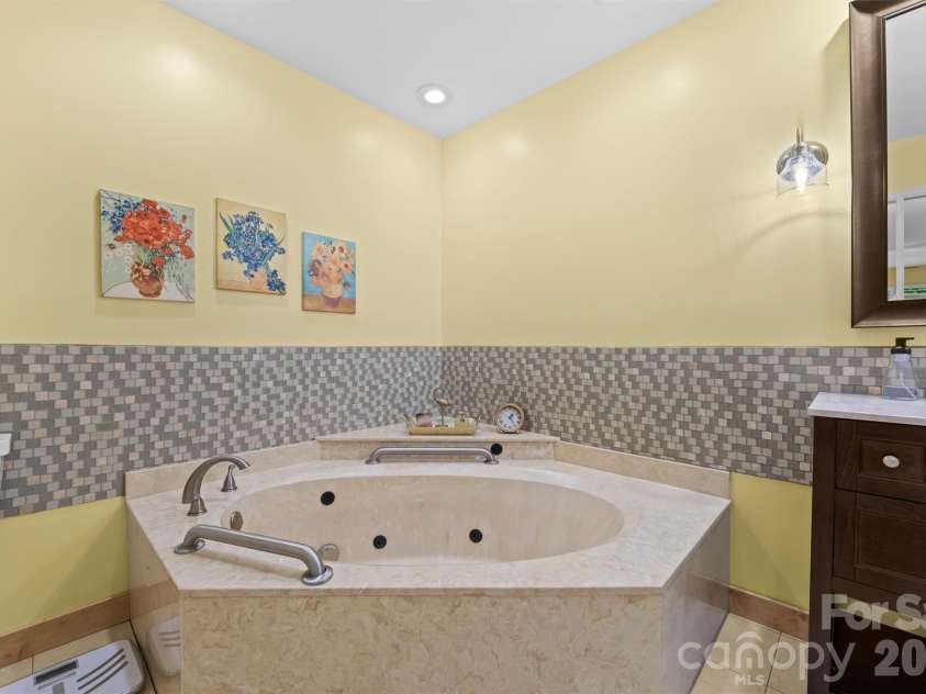 4 Governors Way, Asheville, NC 28804.  MLS# CAR4408866, YatesRealty ID 42419. Jetted Tub