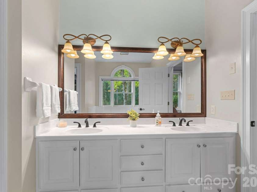 5006 Cranston Court, Charlotte, NC 28277.  MLS# CAR4408843, YatesRealty ID 42422. Primary bath
