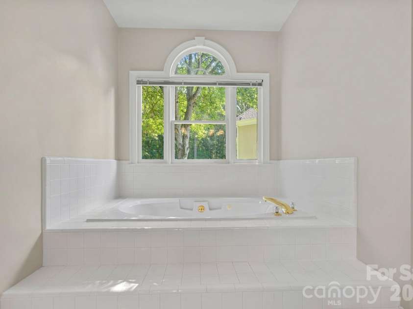 5006 Cranston Court, Charlotte, NC 28277.  MLS# CAR4408843, YatesRealty ID 42422. Primary bath
