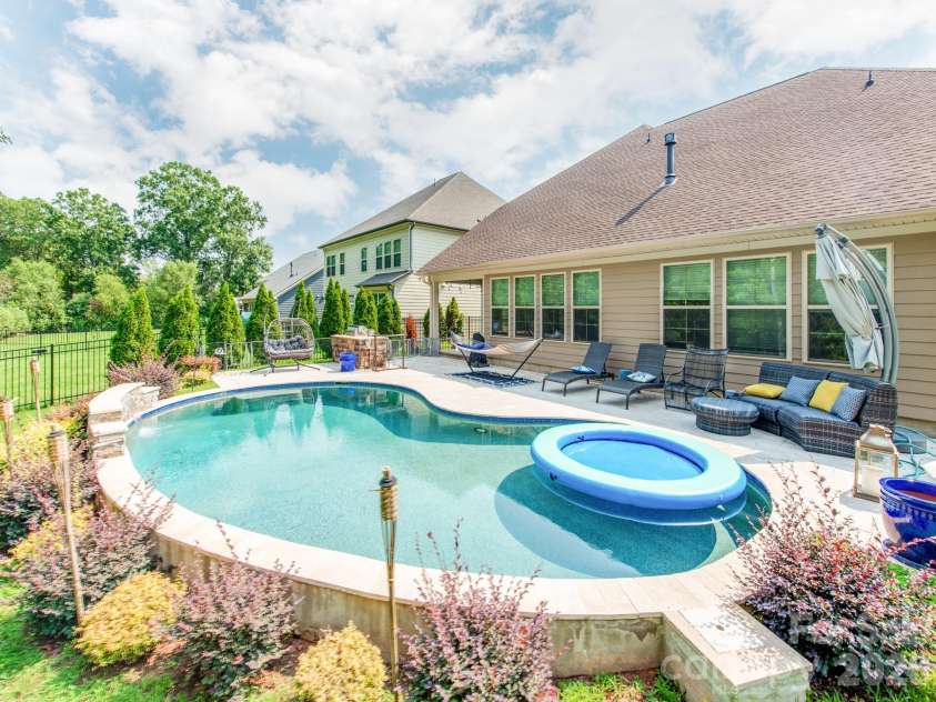 8022 Cornhill Avenue, Charlotte, NC 28277.  MLS# CAR4409382, YatesRealty ID 42423. 