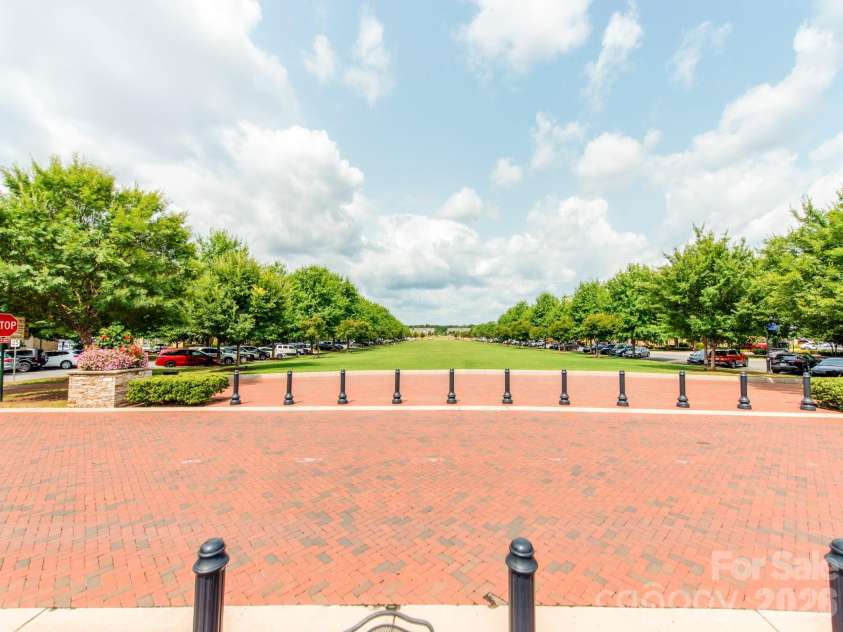 8022 Cornhill Avenue, Charlotte, NC 28277.  MLS# CAR4409382, YatesRealty ID 42423. Huge Common Area