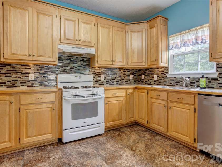 4735 Asherton Place, Concord, NC 28027.  MLS# CAR4409541, YatesRealty ID 42427. Kitchen with gas cooktop