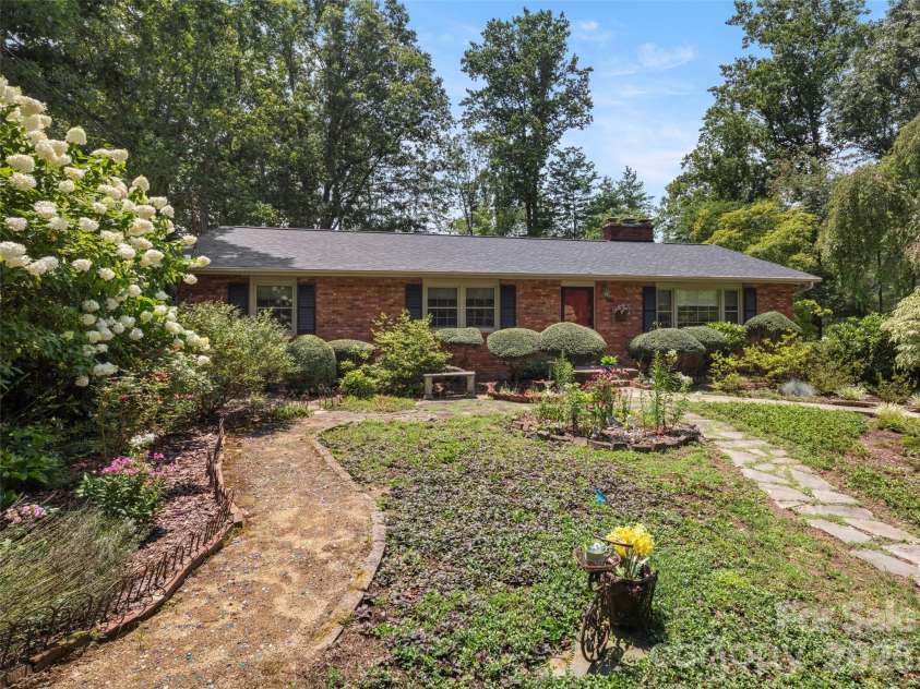 340 Sycamore Drive, Arden, NC 28704.  MLS# CAR4409674, YatesRealty ID 42429. 