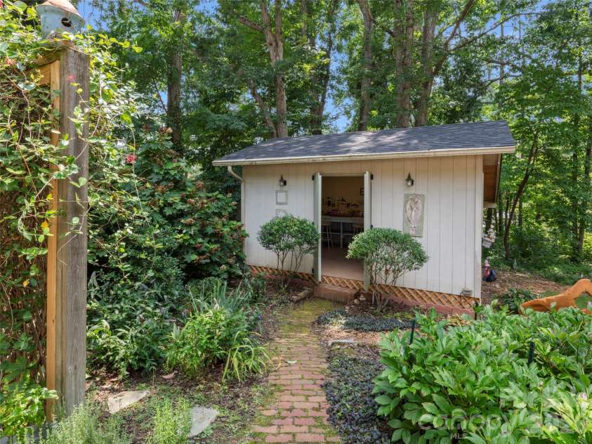 340 Sycamore Drive, Arden, NC 28704.  MLS# CAR4409674, YatesRealty ID 42429. 