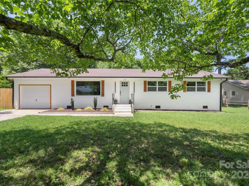 1315 Vickie Lane, Matthews, NC 28104.  MLS# CAR4240757, YatesRealty ID 4243. 