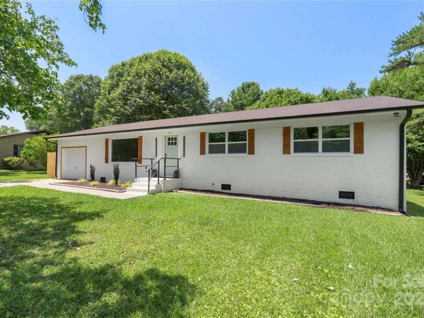 1315 Vickie Lane, Matthews, NC 28104.  MLS# CAR4240757, YatesRealty ID 4243. 