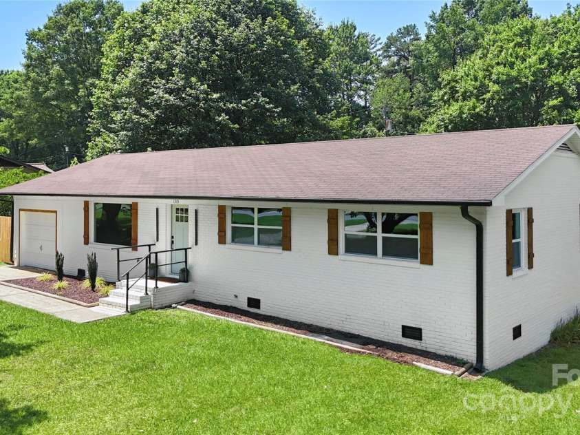 1315 Vickie Lane, Matthews, NC 28104.  MLS# CAR4240757, YatesRealty ID 4243. 