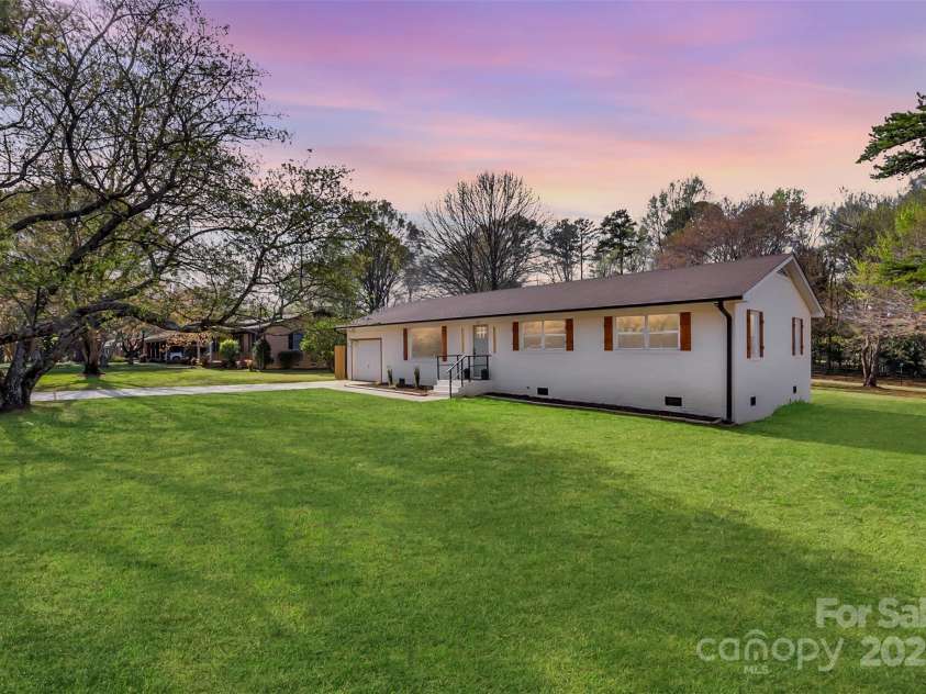 1315 Vickie Lane, Matthews, NC 28104.  MLS# CAR4240757, YatesRealty ID 4243. 