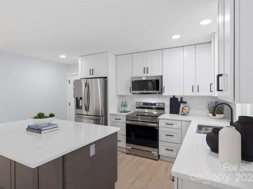 1315 Vickie Lane, Matthews, NC 28104.  MLS# CAR4240757, YatesRealty ID 4243. 