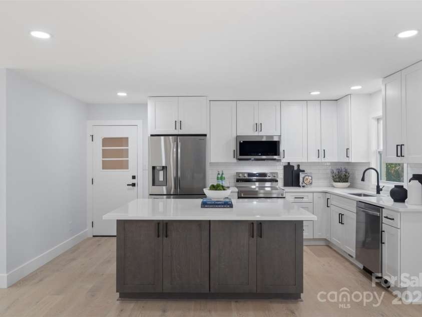 1315 Vickie Lane, Matthews, NC 28104.  MLS# CAR4240757, YatesRealty ID 4243. 