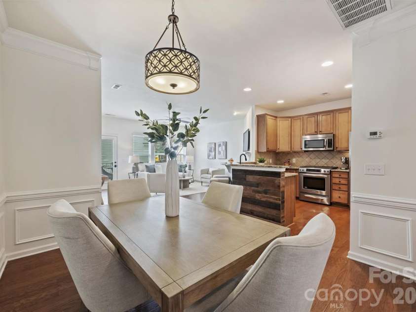 6408 Silver Star Lane, Charlotte, NC 28210.  MLS# CAR4395408, YatesRealty ID 42430. Great moldings