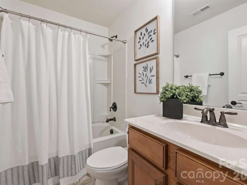 6408 Silver Star Lane, Charlotte, NC 28210.  MLS# CAR4395408, YatesRealty ID 42430. Upstairs Hall Bath
