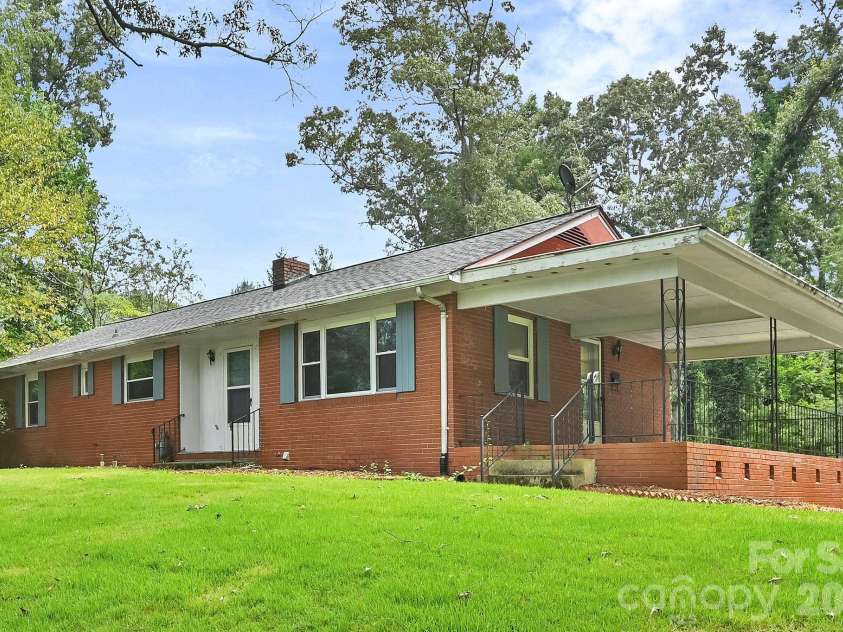 720 Mergans Lane, Hendersonville, NC 28791.  MLS# CAR4406827, YatesRealty ID 42431. 