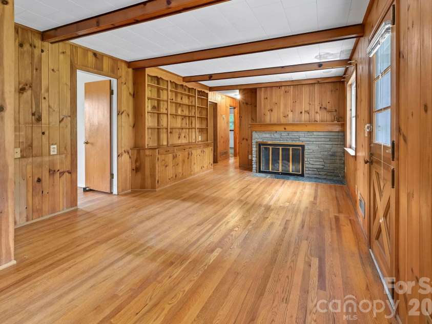 720 Mergans Lane, Hendersonville, NC 28791.  MLS# CAR4406827, YatesRealty ID 42431. 