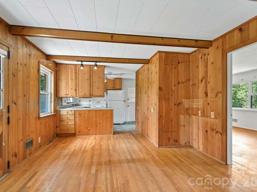 720 Mergans Lane, Hendersonville, NC 28791.  MLS# CAR4406827, YatesRealty ID 42431. 