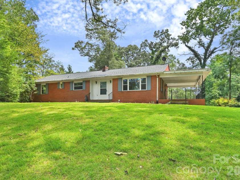 720 Mergans Lane, Hendersonville, NC 28791.  MLS# CAR4406827, YatesRealty ID 42431. 