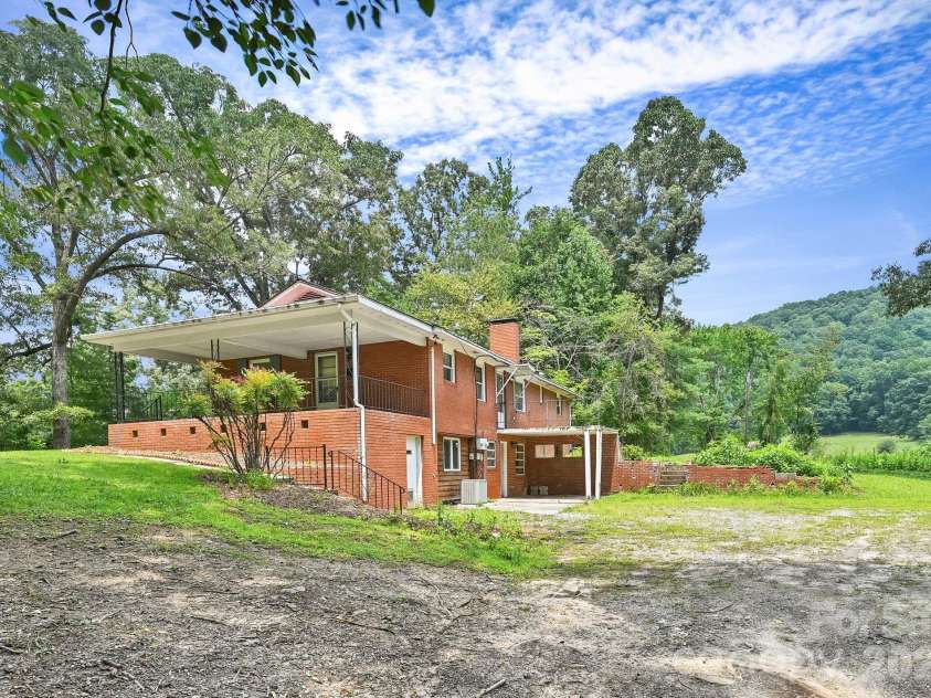 720 Mergans Lane, Hendersonville, NC 28791.  MLS# CAR4406827, YatesRealty ID 42431. 