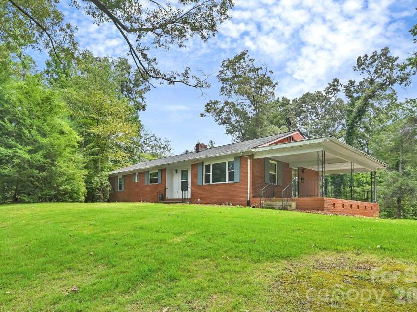 720 Mergans Lane, Hendersonville, NC 28791.  MLS# CAR4406827, YatesRealty ID 42431. 