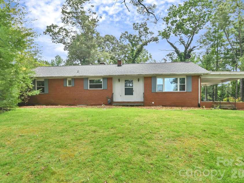 720 Mergans Lane, Hendersonville, NC 28791.  MLS# CAR4406827, YatesRealty ID 42431. 
