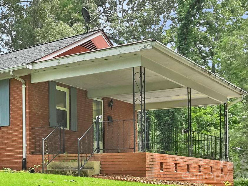 720 Mergans Lane, Hendersonville, NC 28791.  MLS# CAR4406827, YatesRealty ID 42431. 