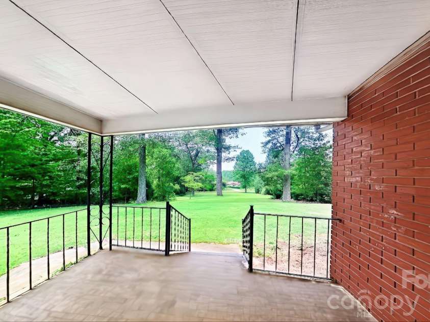720 Mergans Lane, Hendersonville, NC 28791.  MLS# CAR4406827, YatesRealty ID 42431. 