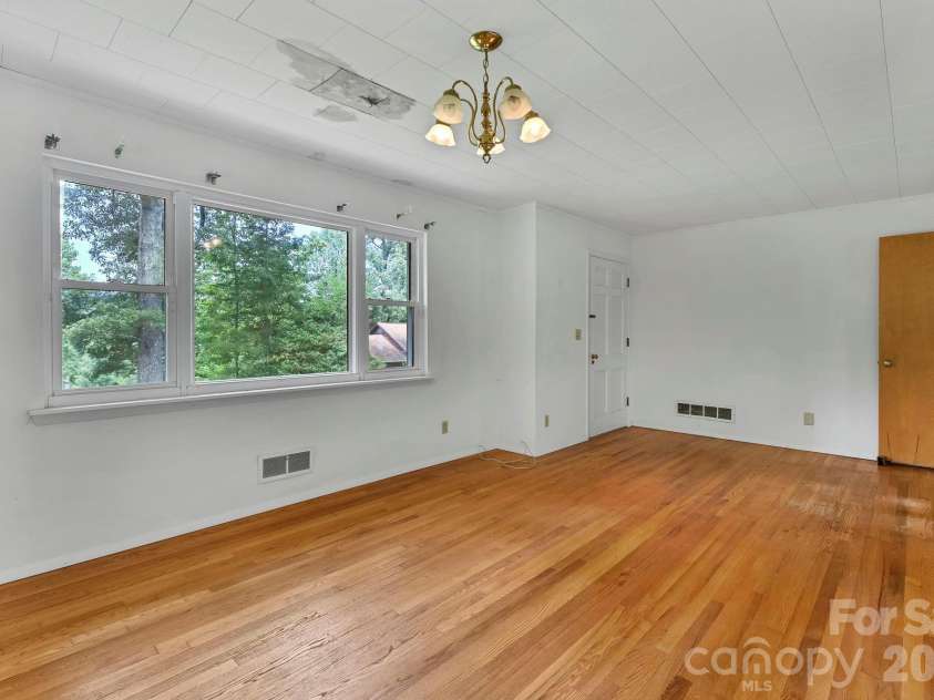 720 Mergans Lane, Hendersonville, NC 28791.  MLS# CAR4406827, YatesRealty ID 42431. 