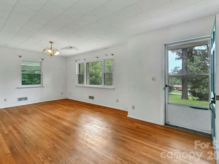 720 Mergans Lane, Hendersonville, NC 28791.  MLS# CAR4406827, YatesRealty ID 42431. 