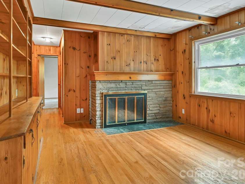 720 Mergans Lane, Hendersonville, NC 28791.  MLS# CAR4406827, YatesRealty ID 42431. 