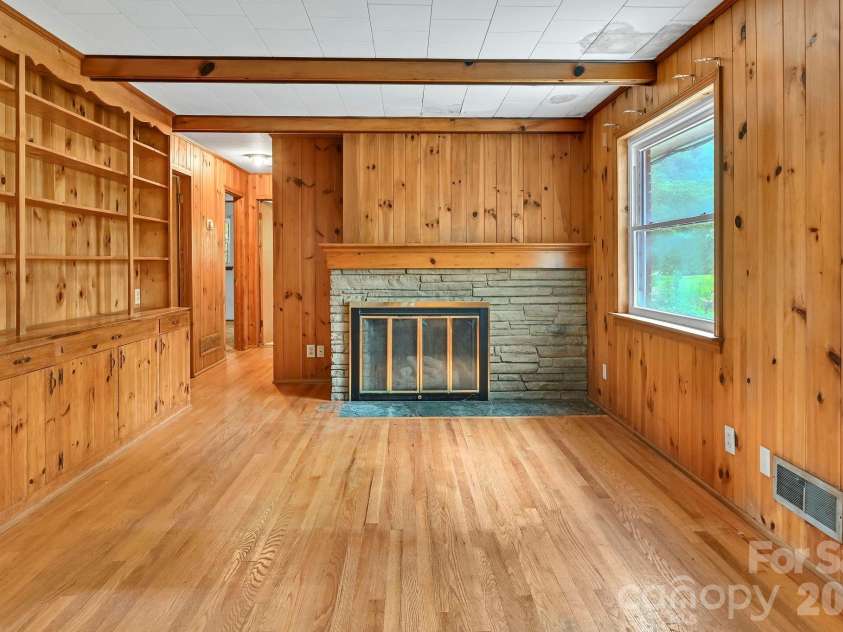 720 Mergans Lane, Hendersonville, NC 28791.  MLS# CAR4406827, YatesRealty ID 42431. 