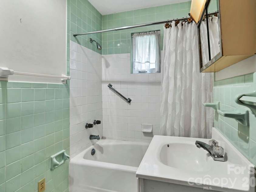 720 Mergans Lane, Hendersonville, NC 28791.  MLS# CAR4406827, YatesRealty ID 42431. 
