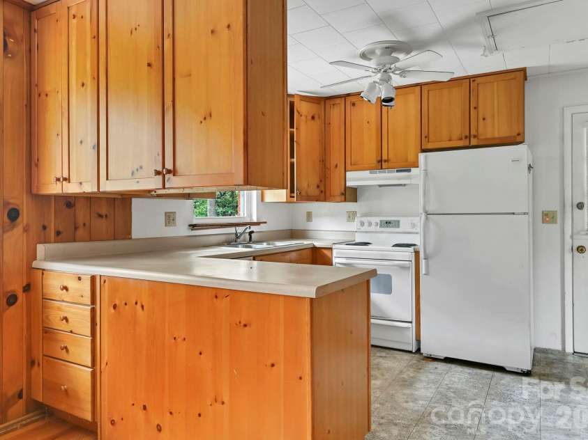 720 Mergans Lane, Hendersonville, NC 28791.  MLS# CAR4406827, YatesRealty ID 42431. 